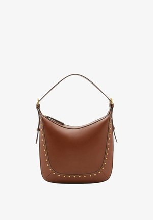 Sac à épaule en cuir marron avec une forme incurvée, détails en clous dorés le long du bord, et une poignée supérieure unique pour le porter.
