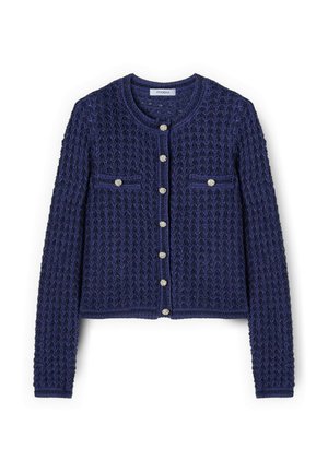 Marineblauwe gebreide cardigan met lange mouwen, ronde hals, goudkleurige knopen aan de voorkant en twee borstzakken met bijpassende knopen.