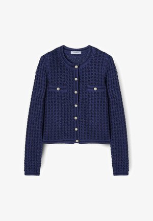 Marineblauer Strickcardigan mit langen Ärmeln, Rundhalsausschnitt, goldfarbenen Knöpfen vorne und zwei Brusttaschen mit passenden Knöpfen.