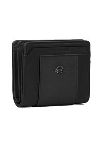 Schwarzes Lederportemonnaie mit strukturierter Oberfläche, schlankem Design, mehreren Kartenfächern und einem Metall-Logo-Akzent auf der Vorderseite.