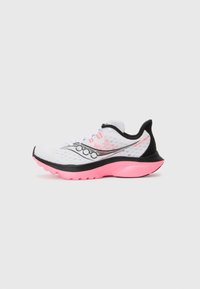 Hvit løpet sneaker med mesh-overdel, svarte detaljer og en livlig rosa såle. Har en jevn, avrundet form og hvite snørebånd.