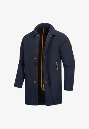 Marineblauwe waterdichte jas met oranje accenten, drukknoopsluitingen en een rits. Beschikt over een kraag en zijzakken met trekkoorden.