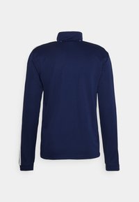 Marineblauer Langarm-Pullover mit hohem Kragen, ausgestattet mit weißen Seitenstreifen und einer glatten Stofftextur. Keine sichtbaren Logos oder Muster.