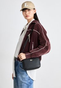 Lacoste CROSSOVER  BAG - Torba preko tijela - noir sinople