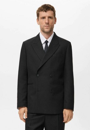 Blazer nero doppiopetto realizzato in tessuto strutturato, con revers a punta, due bottoni e una vestibilità elegante e su misura.