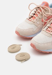 ASICS SportStyle Sneakers - beige