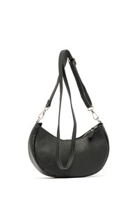 Borsa a spalla in pelle nera con forma curva, finitura testurizzata e spallacci regolabili. Presenta ferramenta in tonalità argento e chiusura con zip.