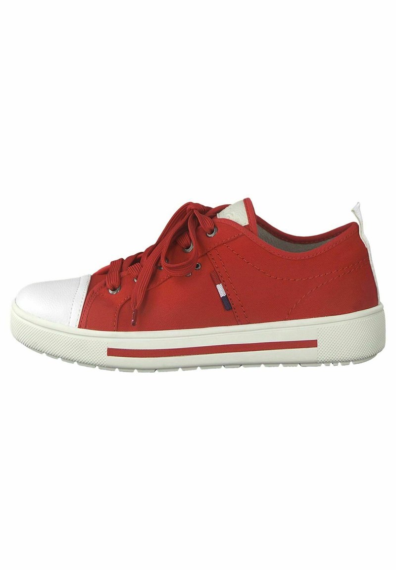 Zapatilla de lona roja con punta de goma blanca. Cuenta con cordones rojos, rayas laterales acentuadas y un logo cerca del talón. Suela plana.