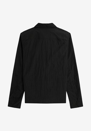 Camicia nera a maniche lunghe con finitura testurizzata, colletto classico e design a taglio dritto. Presenta polsini con bottoni e cucitura sul dietro.
