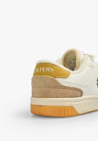 Weißes Sneaker-Modell mit Wildlederakzenten in Beige und Gelb, ausgestattet mit einer strukturierten Gummisohle und gesteppten Nähten. "CALPERS"-Logo an der Ferse.