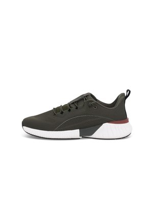 Vue latérale d'une chaussure de sport vert foncé avec semelle blanche, semelle extérieure noire et accent rouge au talon, avec languette et fermeture à lacets.