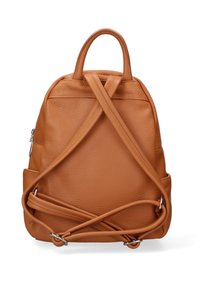 Zaino in pelle marrone con texture, dotato di due spallacci regolabili incrociati, una maniglia superiore e tasche laterali, fotografato su uno sfondo bianco.