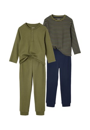 Zwei Sets aus gerippten Langarmoberteilen und Hosen, eines einfarbig olivgrün mit Knöpfen, das andere gestreift in Marineblau und Oliv mit Marineblauen Hosen.