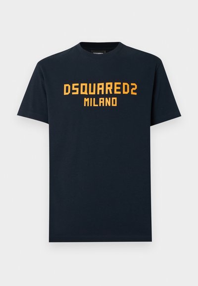 Marineblå bomulds-T-shirt med fed orange tekst "DSQUARED2 MILANO" over brystet. Klassisk rund hals og korte ærmer.