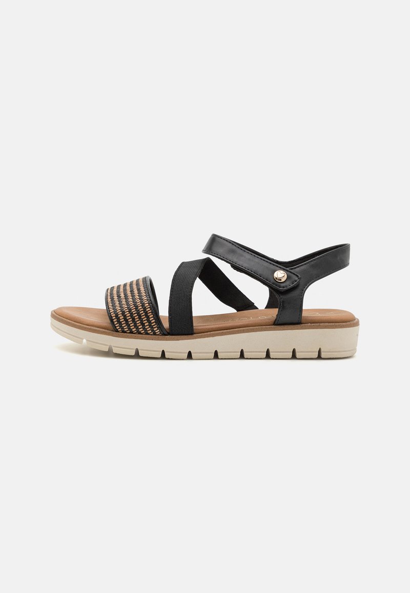 Sandales noires à plusieurs lanières avec un motif tissé et une semelle beige rembourrée. Équipées de lanières ajustables et d'un accent décoratif en or.
