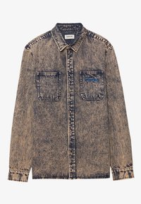 Kurtka dżinsowa z wyblakłym niebiesko-kremowym wzorem, dwoma kieszeniami na piersi, niebieskim logo, zaostrzonym kołnierzem i zapięciem na zatrzaski.