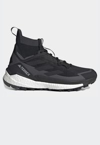 Schwarzer Adidas Terrex Schuh mit strukturiertem Obermaterial, eng anliegendem Knöchelbereich, weißer Zwischensohle und robustem schwarzen Außensohlenprofil für optimalen Halt.