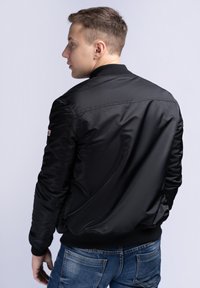 Lonsdale PASSFORM TERN HILL - Bomber stiliaus striukė - black
