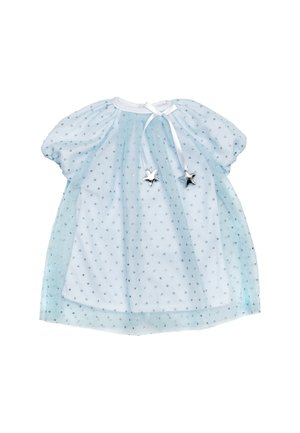 Jasnoniebieska sukienka dla niemowląt z krótkimi bufkami, srebrnymi gwiazdkami oraz białą kokardką na dekolcie.