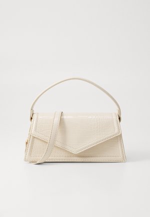 Sac à main de couleur crème avec texture crocodile, doté d'un rabat triangulaire, d'une bandoulière réglable et de détails de couture subtils. Forme compacte et structurée.