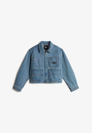 Veste en denim bleu clair avec col, fermeture éclair frontale et deux grandes poches poitrine. Présente le logo Vans sur une poche.
