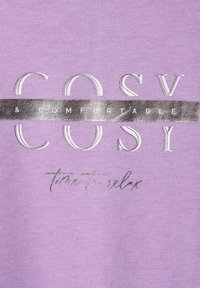 Street One MIT SCHIMMER WORDING - Long sleeved top - lila