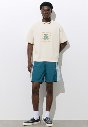 PULL&BEAR, EMBROIDERED STAR - T-SHIRT - T-shirt imprimé - beige