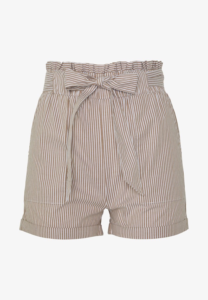 Shorts beige et blanc à rayures verticales, taille haute, avec une ceinture nouée en nœud et des revers roulés.