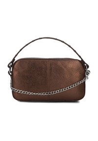 Bruine, textuurleer handtas met een rechthoekige vorm, voorzien van een kort handvat en een zilveren ketting schouderband.