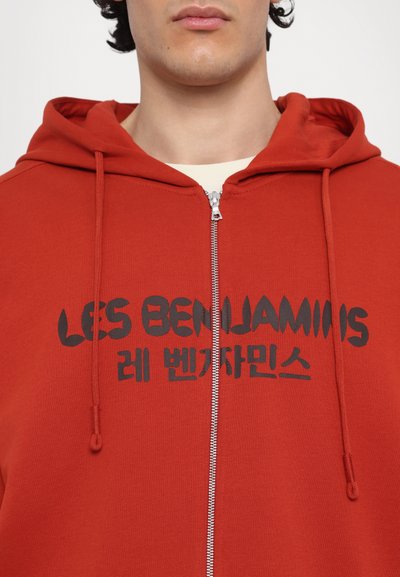Les Benjamins RELAXED ZIP HOODIE  - Zip-up sweatshirt - burnt crimson
