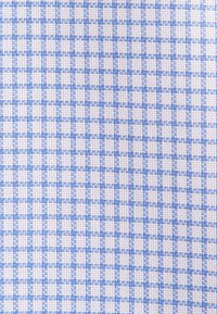 Tissu à carreaux bleus et blancs avec une texture tissée, affichant un motif en grille régulière de petits carrés.