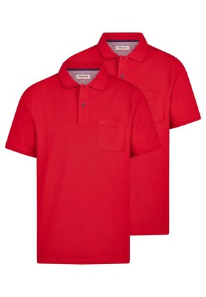 Zwei schlichte rote Poloshirts mit kurzen Ärmeln, Kragen, Knöpfen und Brusttaschen, auf weißem Hintergrund übereinandergelegt dargestellt.