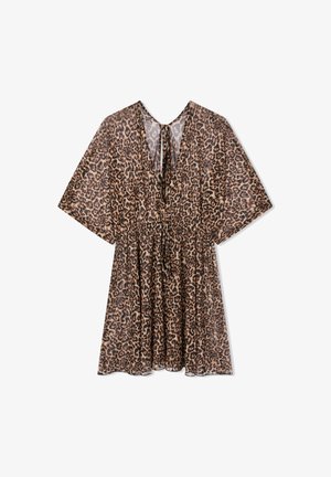 Abito a stampa leopardata con maniche corte, vita arricciata e scollatura a V; tessuto leggero e strutturato in tonalità di marrone e nero.