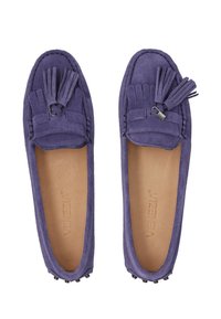 Lila Wildleder-Mokassins mit einem Fransenakzent, Lederinnensohle und dekorativem Zubehör auf den Zehen. Flache Sohle mit kleinen NietenDetails.