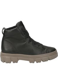 Stivale alla caviglia in pelle nera con punta rotonda, superiore texturizzato e suola beige spessa. Presenta lacci e una linguetta sul retro per una facile vestibilità.