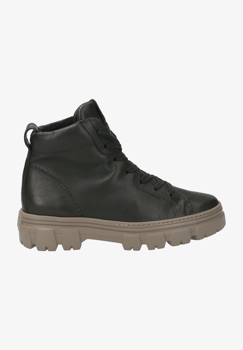 Stivale alla caviglia in pelle nera con punta rotonda, superiore texturizzato e suola beige spessa. Presenta lacci e una linguetta sul retro per una facile vestibilità.