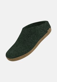 Scarpa slip-on verde in feltro con punta arrotondata, suola in gomma tan e dettagli cuciti lungo il bordo. Texture liscia, design minimalista.