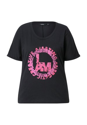 Zwarte t-shirt met een ronde halslijn en korte mouwen, voorzien van een groot roze grafisch ontwerp met tekst en bloemmotieven.