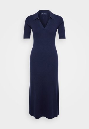 Marineblaues geripptes Strickkleid mit V-Ausschnitt und kurzen Ärmeln, das einen taillierten Oberteil und einen ausgestellten Rock hat, aus weichem Stoff gefertigt.