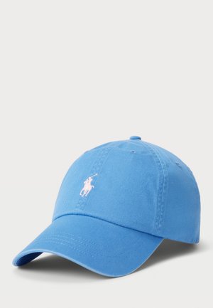 Gorra de béisbol de algodón azul con visera curvada, que presenta un logo bordado en rosa en la parte frontal. Diseño estructurado y correa ajustable en la parte trasera.