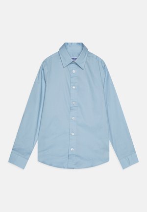 Jasnoniebieska koszula z długim rękawem, zapinana na guziki, wykonana z gładkiego materiału. Posiada ostre kołnierzyki i sześć guzików z przodu oraz lekko zaokrąglony dół.