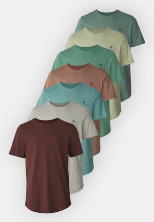 Otte t-shirts i forskellige farver: brun, lys grøn, teal, beige og dæmpet pink, der har et lille logo på brystet, lavet af blød stof.