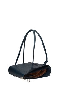 Borsa a mano di colore blu navy con un motivo testurizzato e in rilievo. Presenta due manici, chiusura con zip e scomparti interni in un colore tan a contrasto.