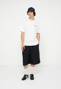 Nike SB TEE VASE UNISEX - Tričko s potlačou - white