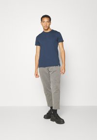 Mads Nørgaard THOR TEE - Pamata T-krekls - navy