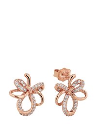 Örhängen i roséguld formade som fjärilar med klara, runda kristaller inlagda på vingarna och polerade metallöglor som formar designen.