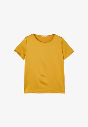 Bluză de damă cu mâneci scurte, galben muștar, cu guler rotund, design simplu, așezată pe o suprafață albă.