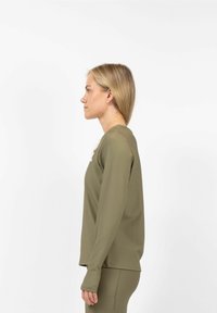 Olijfgroene langwerpige blouse met lange mouwen, gemaakt van ribmateriaal, met een ronde hals en een aansluitend ontwerp. Minimalistische stijl, zonder opvallende patronen of accenten.