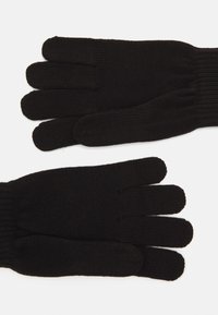 Guantes de punto negros con puño de canalé, con diseño de cinco dedos y textura lisa, exhibidos planos sobre un fondo blanco.