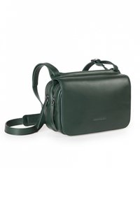 Borsa a tracolla verde rettangolare in pelle con una texture liscia, doppi zips e una tracolla regolabile. Logo impresso sul davanti.